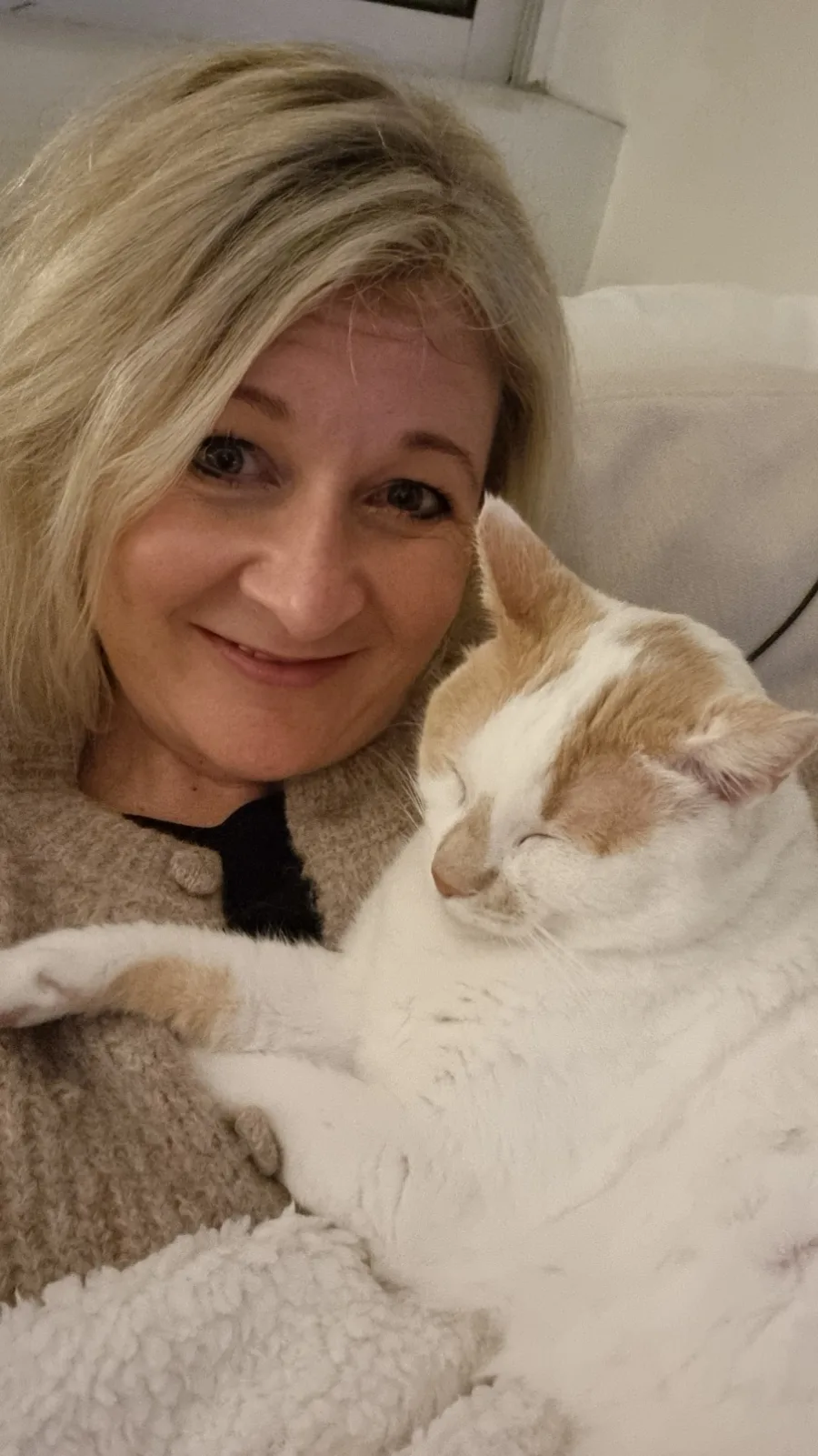 Daria Klisch mit ihrem Kater George auf dem Sofa